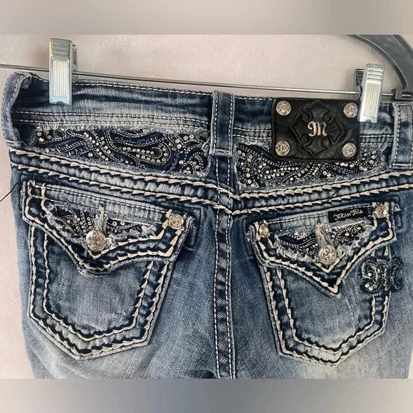 Miss Me Cuffed Capri Cropped Blue Denim Jeans Jewel Flap Back Pockets Size 25 - Picture 2 of 4